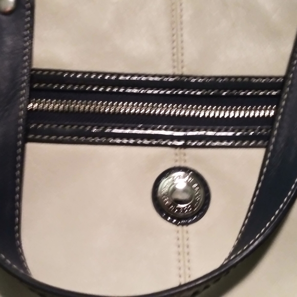 Coach - Picture 3 of 4